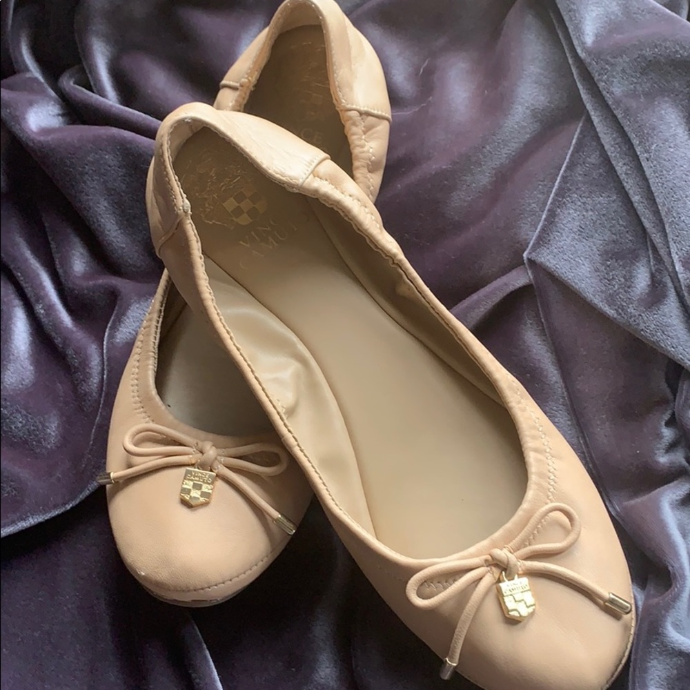 Vince Camuto nude ballet flats. Sz 8 sooo cute!!!